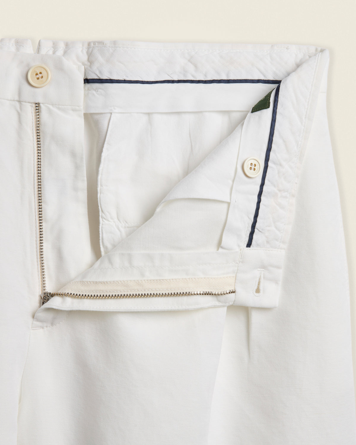 Bermuda-Shorts mit geradem Schnitt aus Chinolino
